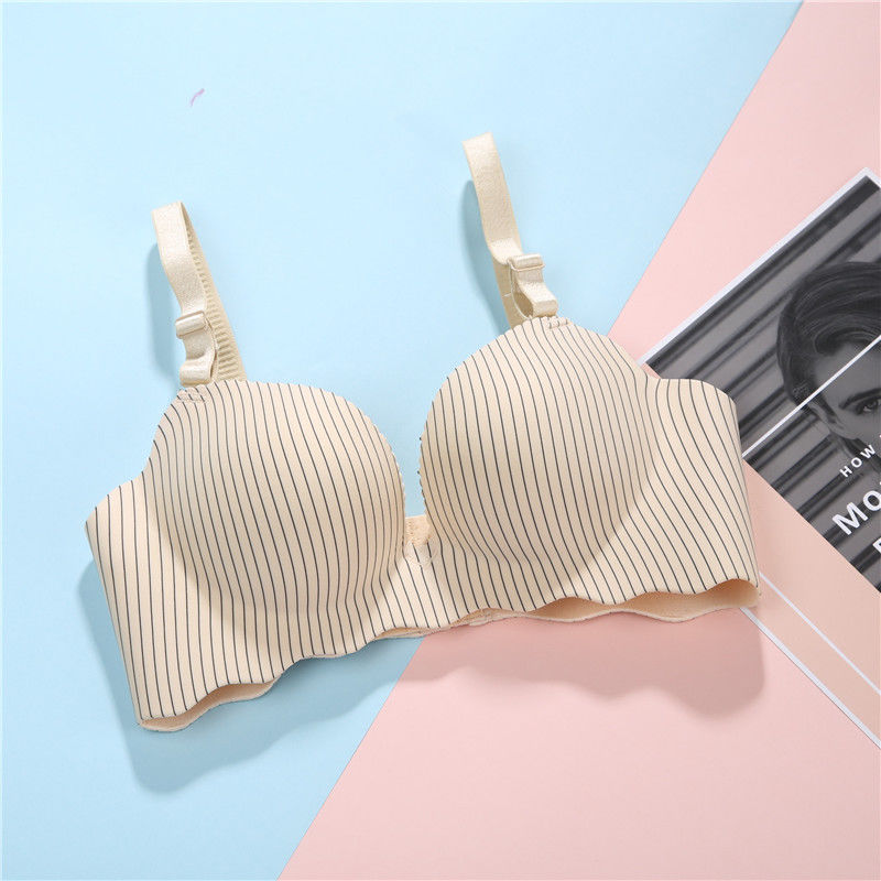 传统文胸快扔了，流行“3D文胸”，深V聚拢零束缚，女人味十足