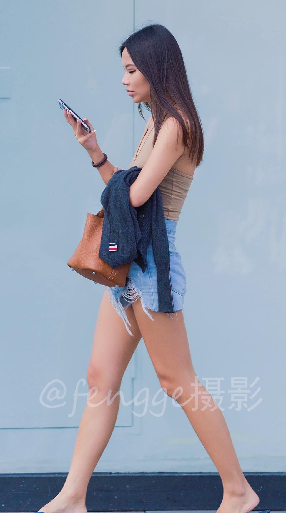 侧颜美才是真美，十张侧颜街拍中有两个女神，你发现了吗？