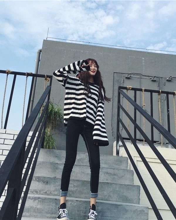 身材极好的白色牛仔裤美女，气质优雅大方，特别漂亮!