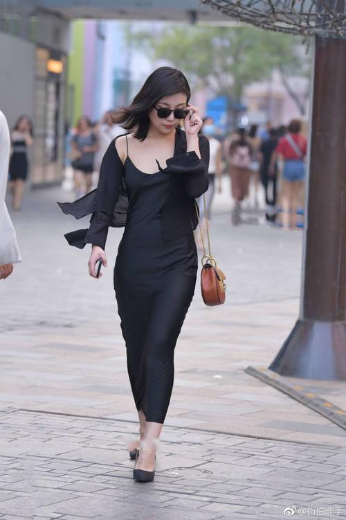 街拍：要清新还是耍性感？一件飘逸吊带裙满足你所有需求！