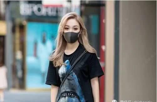  『特别适合』头发多女生，从肩部往下烫卷的发型，时尚好打理！
