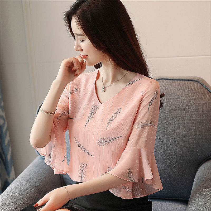 身材丰腴的女人更要穿紧身上衣，展现火辣身材，贼迷人