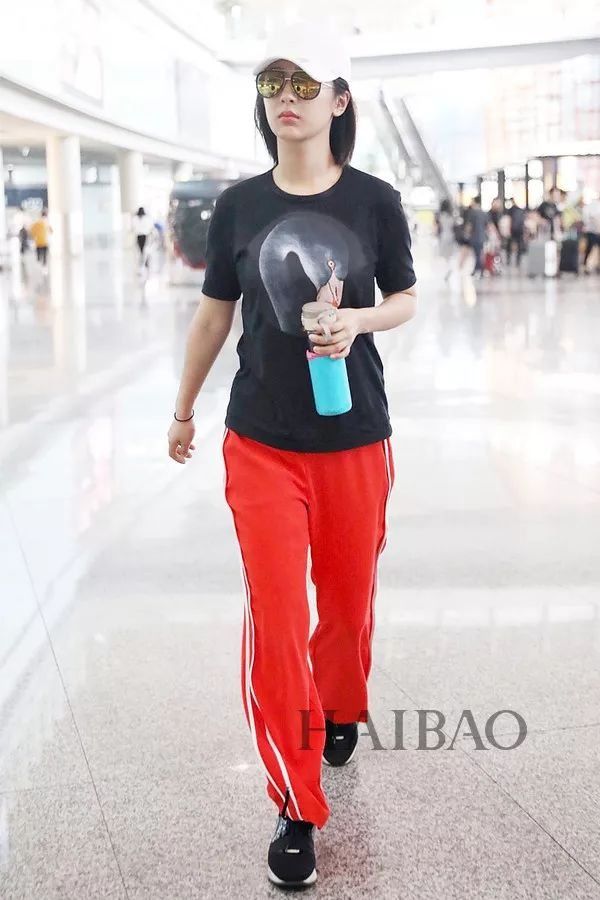 李小璐高调复出靠母女装扮嫩?刘雯一裤两穿太会搭…【海报街拍】