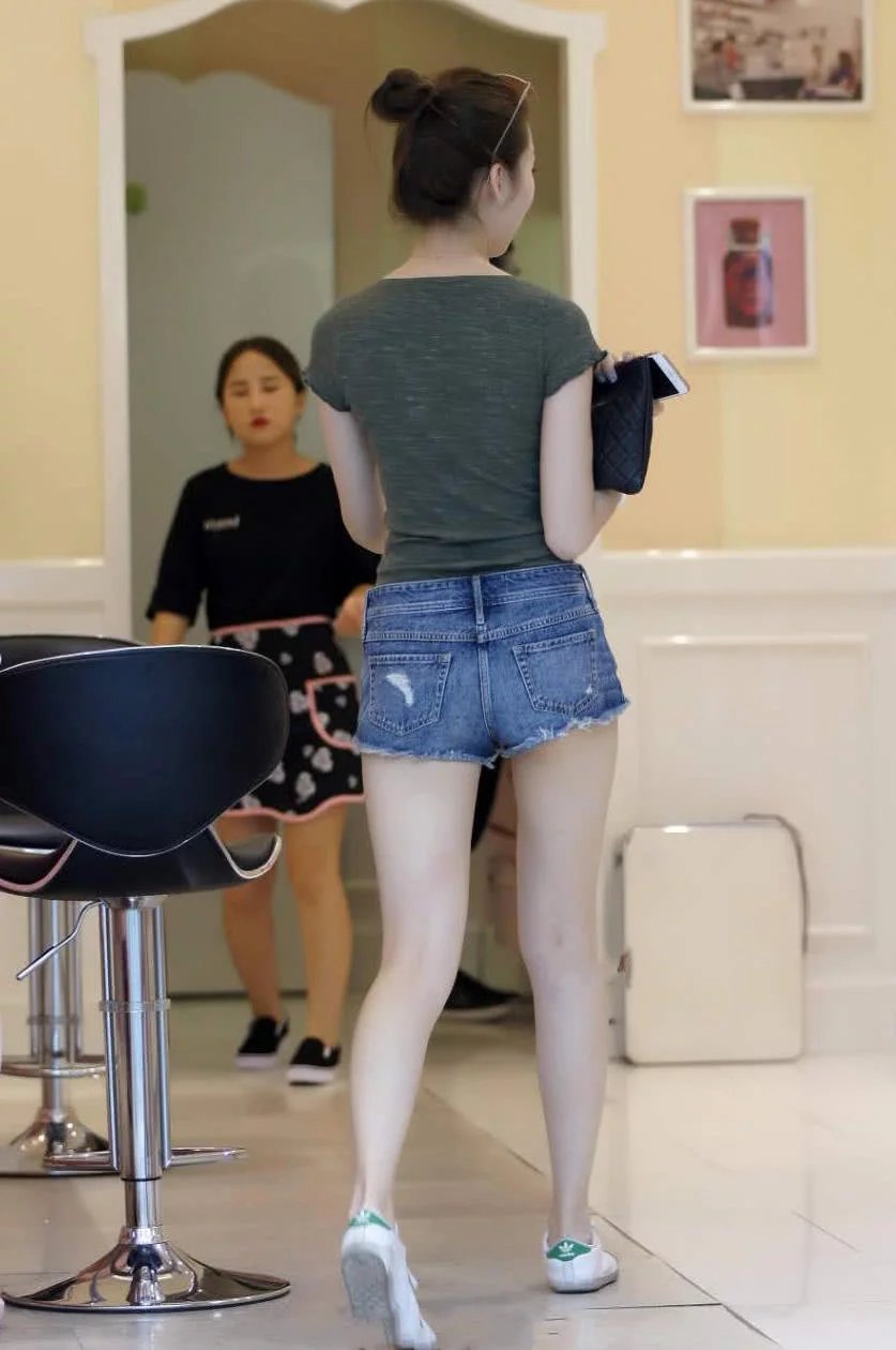 青春优雅的小姐姐,玲珑有致的身材,盈盈可握的小蛮腰太吸睛