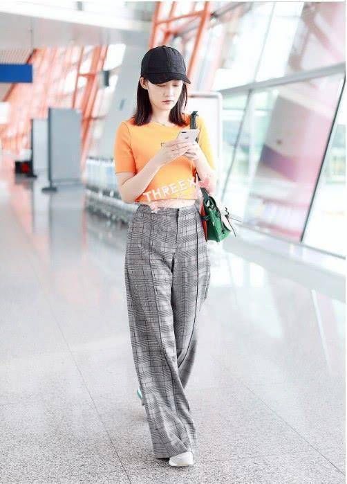 李沁本想穿露脐装炫腹，不了肚子上却多了这样的东西，网友:你可