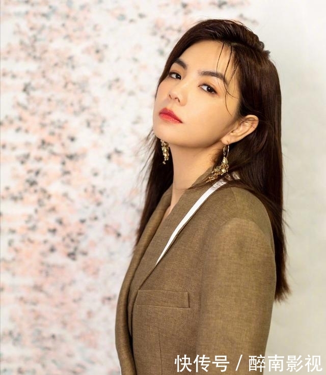 女人味:Ella根本看不出快40,女人味越来越足,穿西服当导师气质太完美