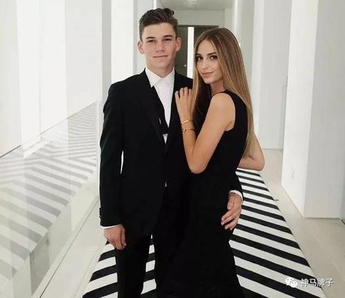 19岁德国公主很任性:晒性感比基尼照,做鬼脸比中指爱马仕背不停