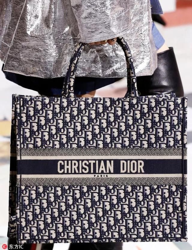 时髦办｜俞飞鸿背了个帆布袋出街，OMG是我的dreambag！