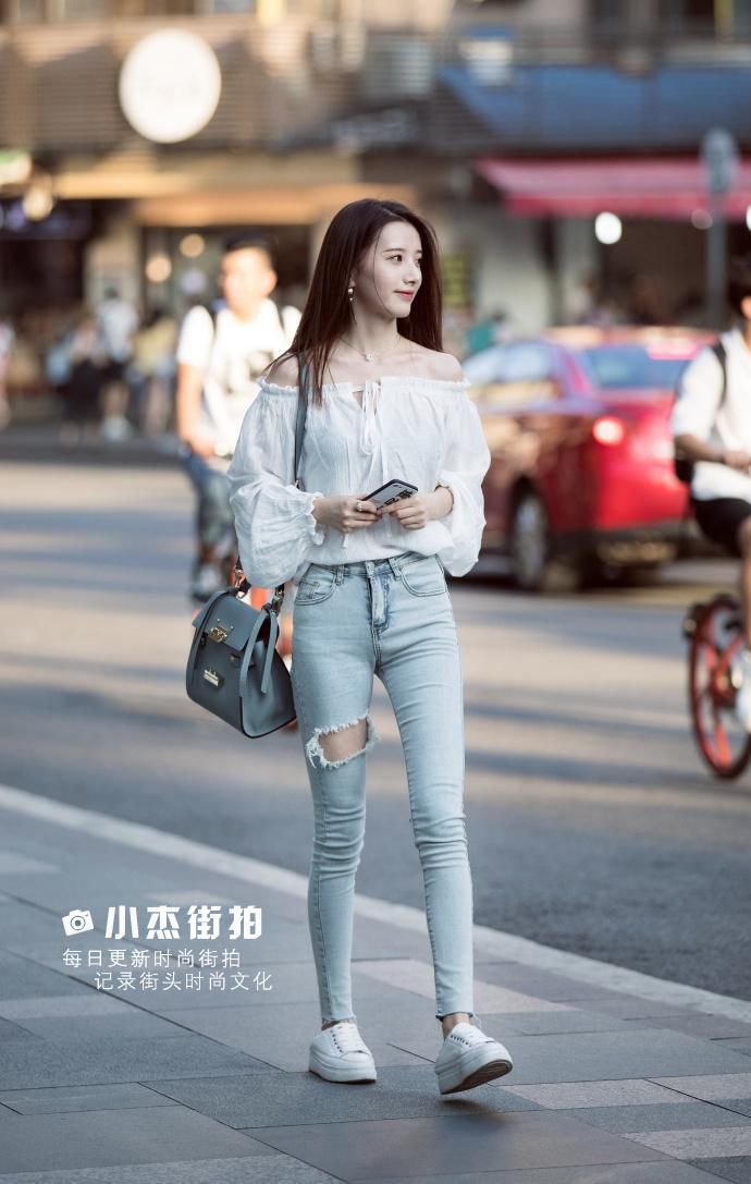 街拍:清丽的长裙，治愈系笑容，小姐姐的美精致而优雅