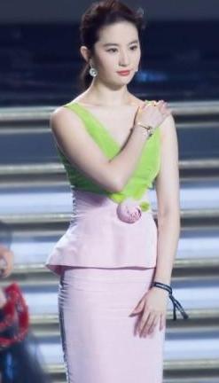 刘亦菲的“桃子装”被网友说像“贵妇”，只有我觉得她穿上是可爱