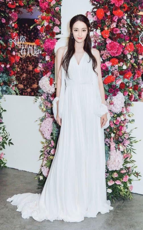 迪丽热巴这一条牛仔裤十分宽松，但显得迪丽热巴的胯部极为宽大