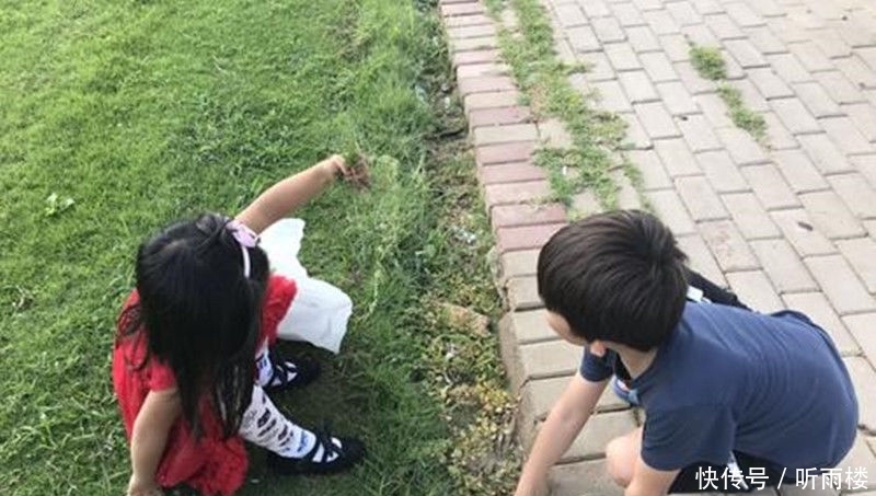 姐姐■宝宝“吃醋”表情萌翻网友,看到妈妈只抱了姐姐,弟弟心里很委屈