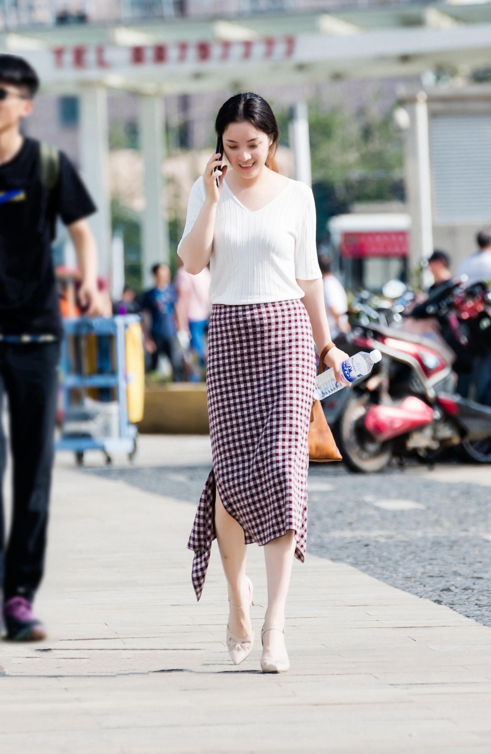 天蓝色大露背绕颈紧身连衣裙,小姐姐尽显玲珑身材