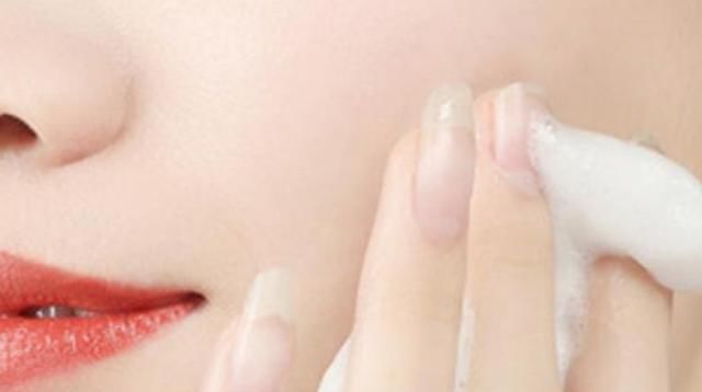  [定期去角质]女人经常化妆很伤肤,每天坚持这4点,让你自然美更动人!