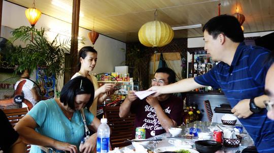 越来越多越南人去广西打工，在这到底有多挣钱？听姑娘怎么说