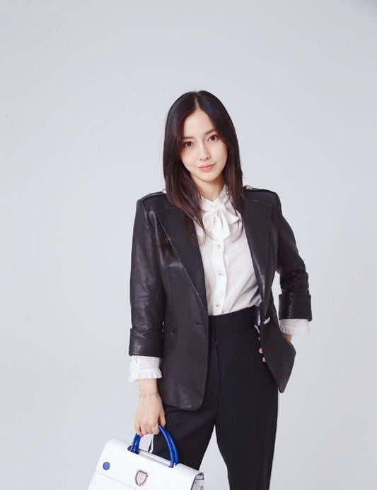  [沉闷感]baby秀早春穿搭，黑色皮衣搭一条运动裤，休闲又很酷！