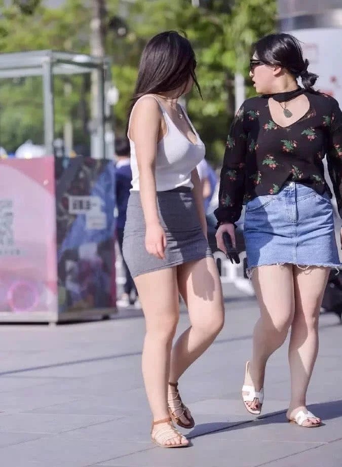 微胖身材的姐妹花，包臀裙尽显圆滑挺翘曲线，摄像小哥看到绷不住