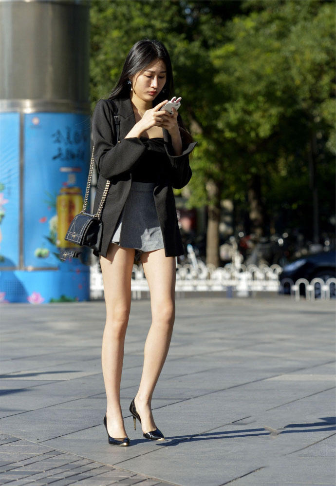 性感御姐穿超短裙玩下装消失，一双长腿线条优美非常迷人