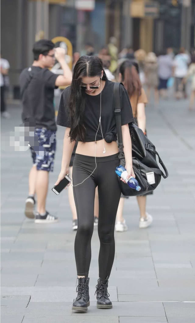 小姐姐身裤勾勒出玲珑有致好身材,不羁的韵味一般人驾驭不了