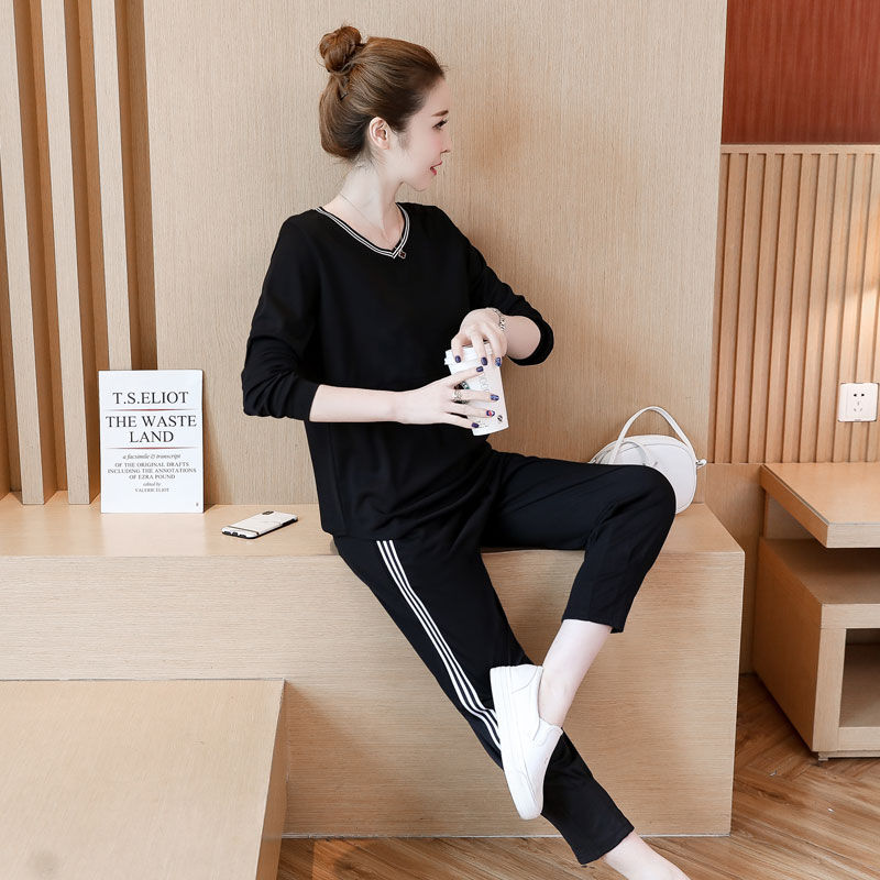 今年秋季流行穿黑色服装!显嫩显白，显瘦显高，40岁女人穿更美