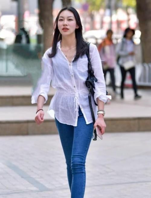  [蓝色]街拍：天生丽质的美女，一件白色衬衫配蓝色牛仔裤，时尚女性气质