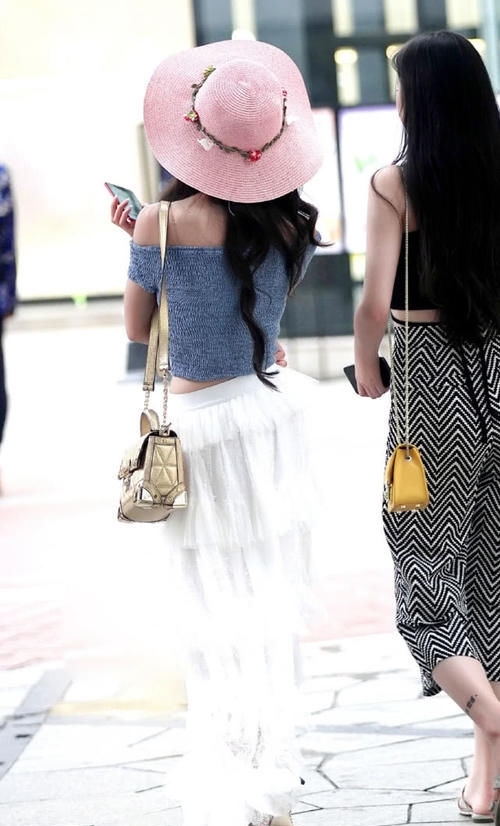 『辣妈』时尚辣妈一字肩配蕾丝裙,满满度假风,温柔生动超吸睛