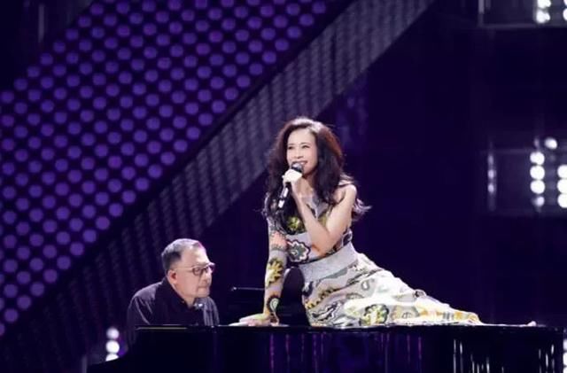 49岁莫文蔚，活出了18岁女人最想暴露资本，这腿保养让人佩服