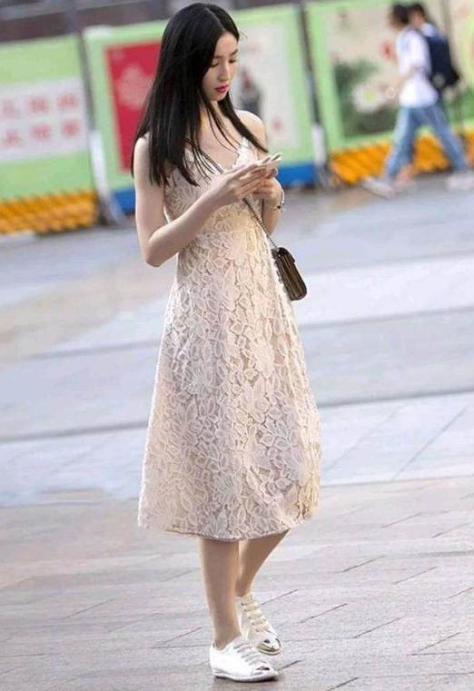 街拍：可爱小姐姐美腿白皙纤细，气质优美，曲线傲人身姿靓丽！