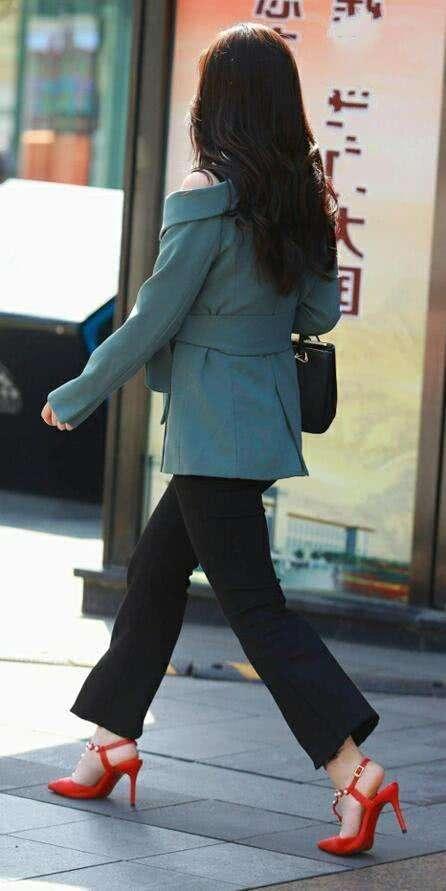 气质小姐姐职业露肩装穿甜美可爱, 婴儿肥也能穿出时尚轻熟女范儿