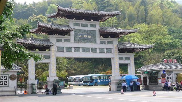 中国这座寺庙有灵气?两棵树，一棵已死但不腐不烂，一棵枝繁叶茂