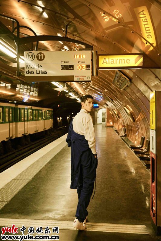 王子异街拍造型曝光 巴黎街头诠释欧式复古