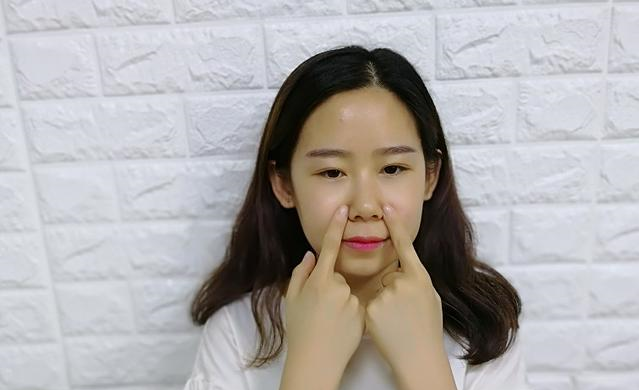 女人长按这3个地方，每天1分钟，改善皮肤暗黄皱纹！