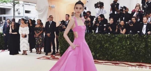 奚梦瑶被维密官宣代言人，网友P去年摔跤照，她一句话回应