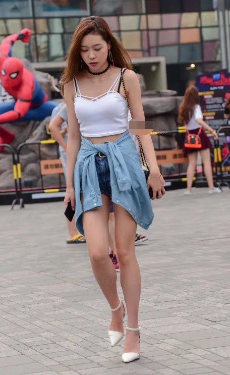 气质小姐姐超短裤凸显一双大长腿,走路的样子太过霸气路人都纷纷