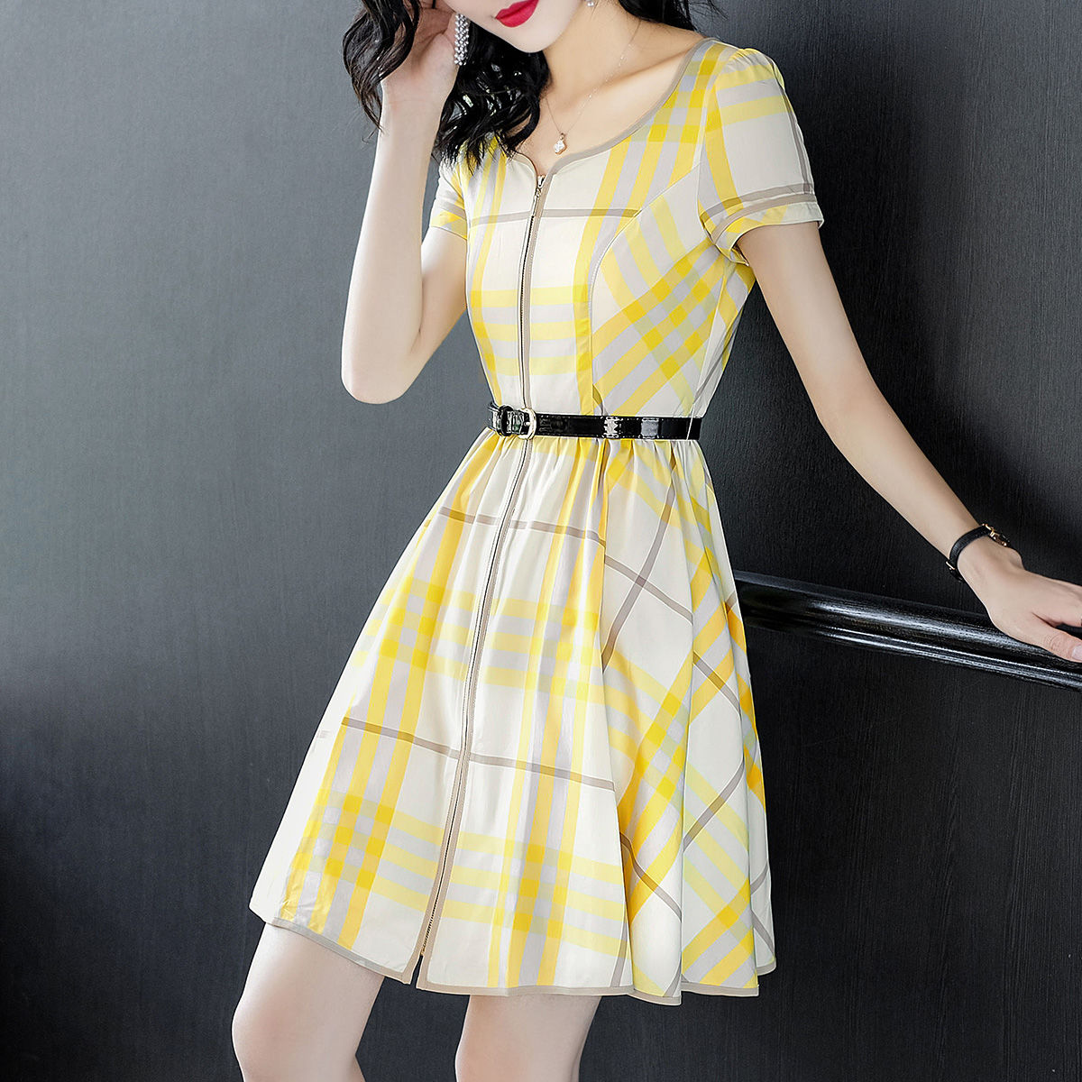 姐姐是设计师，专为41岁妈妈设计的高级A字裙，美嫩回20年前