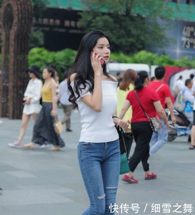 「显得」穿衣风格好的时尚潮流女孩,穿牛仔裤也可以配搭出神秘感