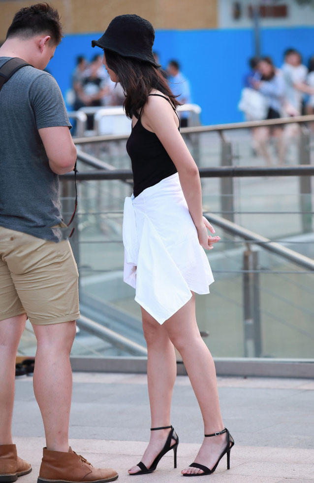 俏丽小姐姐贴身吊带背心勾勒饱满上围，小热裤显出精致翘臀