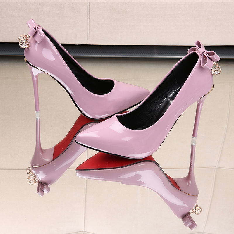 女人不穿高跟鞋，就没有女人味!这么白的腿，不穿真的可惜