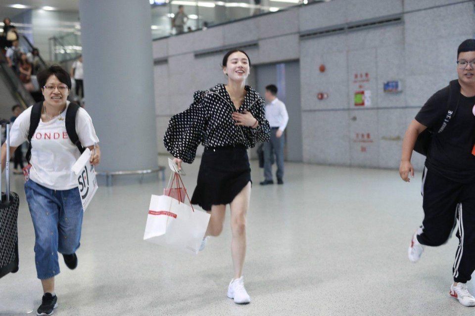 分手之后的马思纯清减了不少，领口太大，差点掉了!