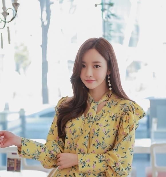  玻彩■孙允珠：春熙芊柳珐琅玻彩褶皱碎花衫写真