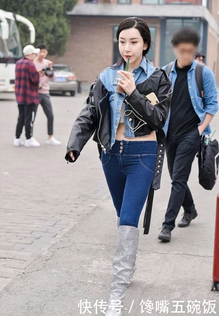 气质■街拍:图五气质小姐姐紧身牛仔裤搭配高筒靴, 这小眼神好犀利