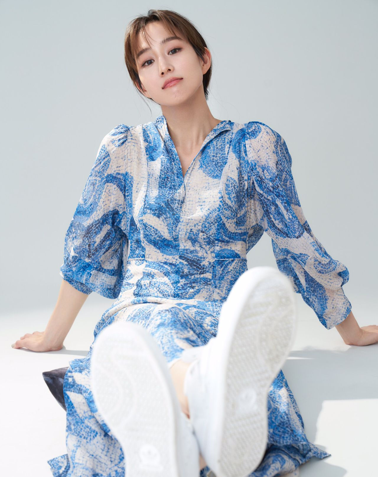  『穿搭』张钧甯真的好美,身穿玫瑰红色连衣裙搭配白色长靴,高贵又减龄