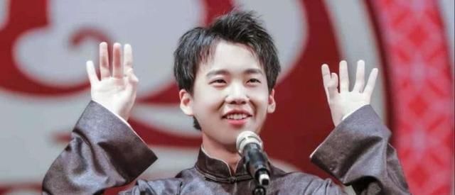 眼神：郭麒麟下蹲后，忘记了旁边“二分裙”的沈梦辰，一个眼神暴露家教