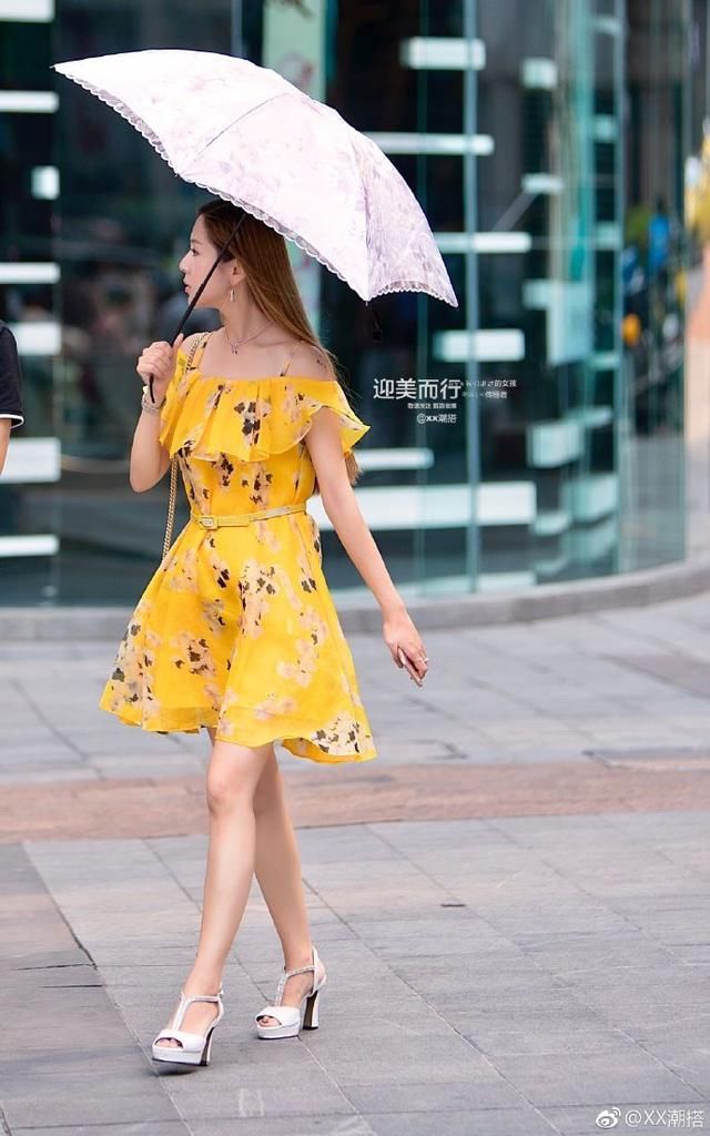 路人街拍:穿红色连衣短裙的小姐姐，腿型十分漂亮性感可爱