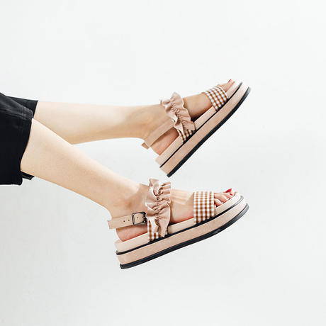 百搭俏皮感凉鞋，气质透着光，轻龄清爽，微微一脚很倾城