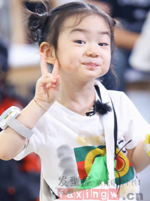 可爱又凉快小女孩夏季扎发 好似童话里的小精灵