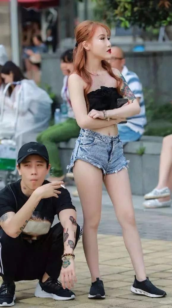 街拍:抹胸加热舞，谁也挡不住!