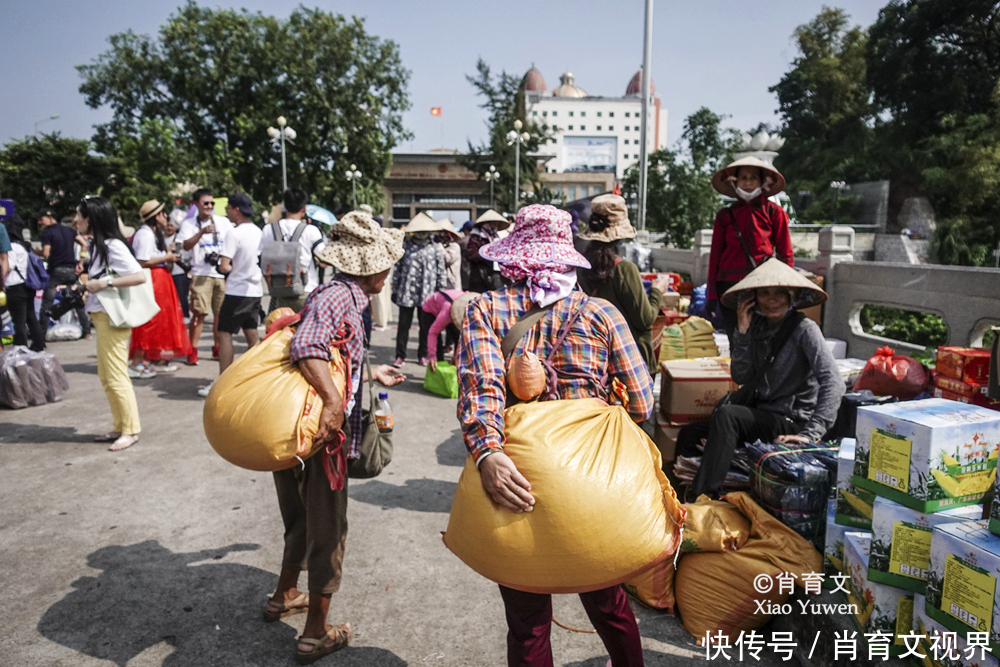 中越交界的东兴口岸，越南妇女把中国货品拆散运出，像蚂蚁搬家