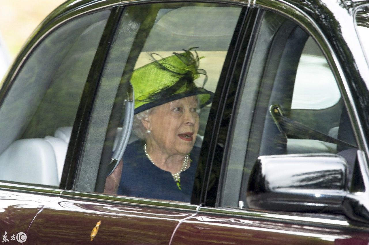 连续85年打卡苏格兰盛会之后，英女王戴“特别颜色礼帽”赴教堂