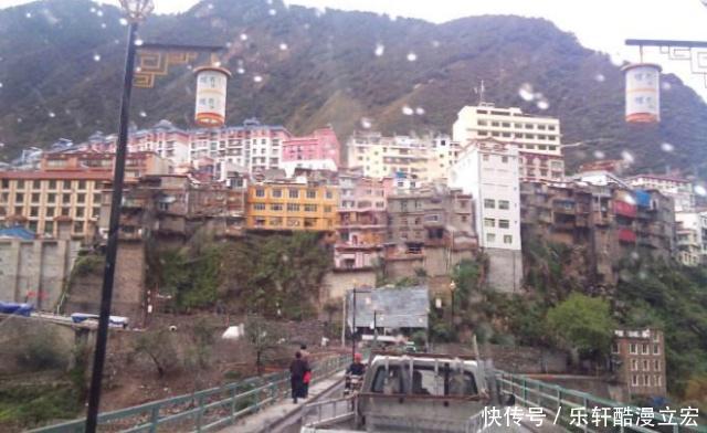 中国最神奇的县城,建立在悬崖上,全城仅一条主街道,想掉头都难